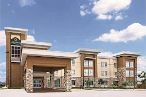 La Quinta Inn & Suites by Wyndham San Antonio by Frost Bank Center image