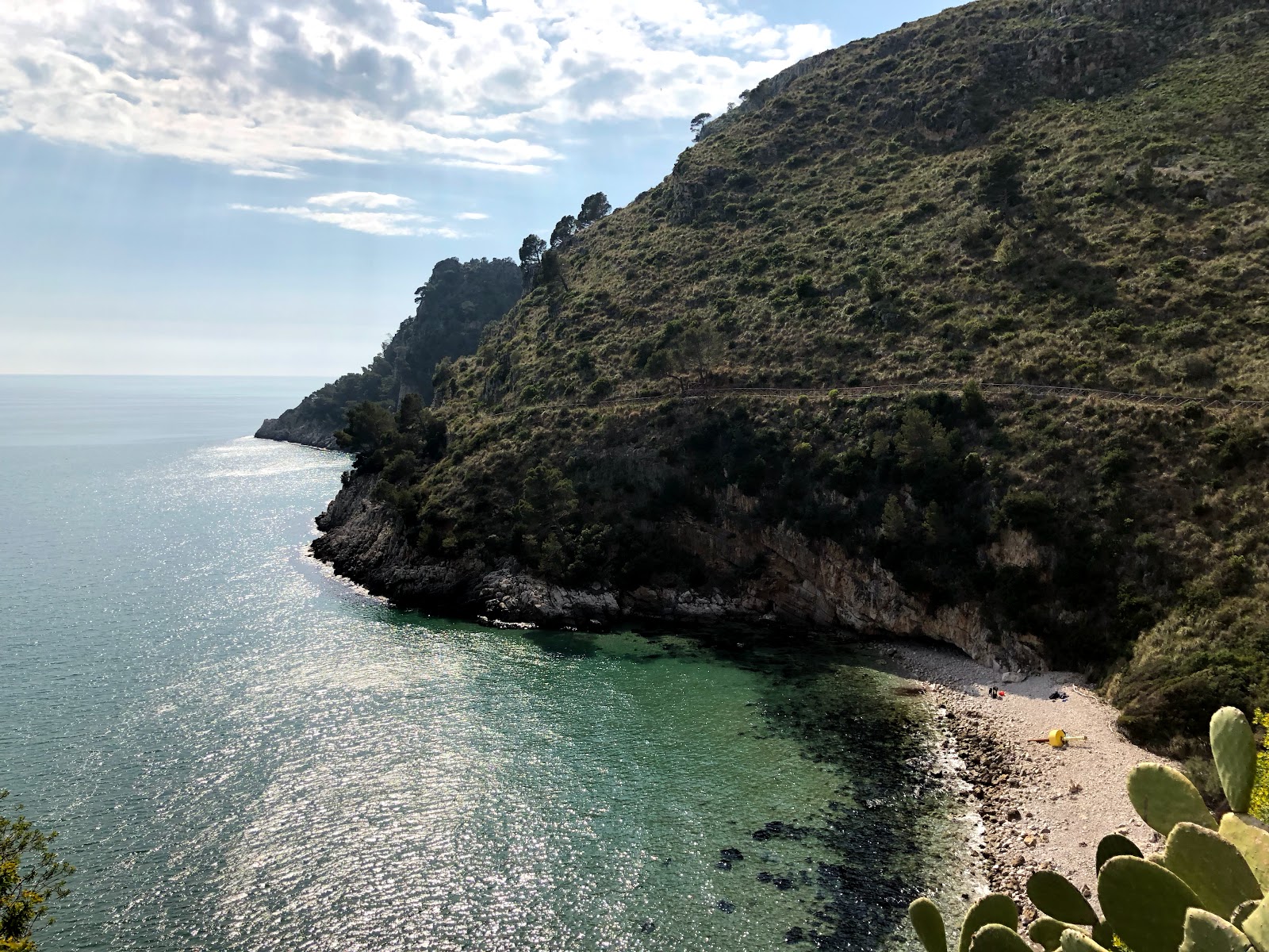 Fotografie cu Spiaggia delle Bambole cu golfuri mici