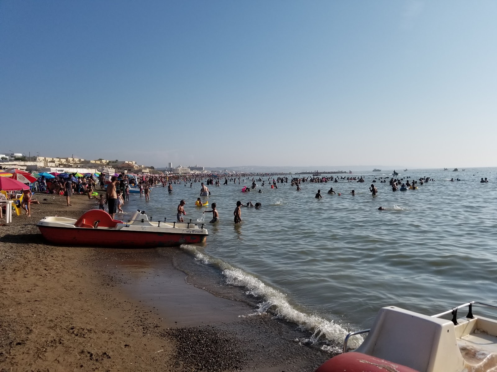 Foto von Sables D'or Beach und die siedlung
