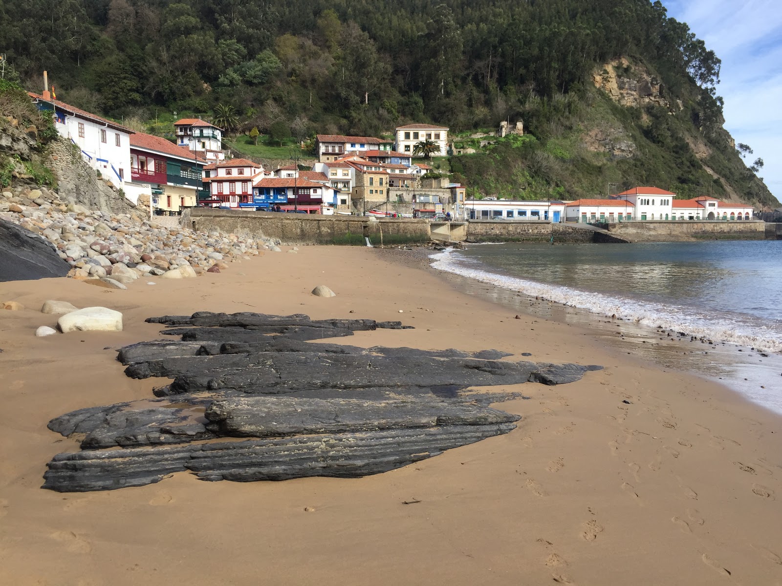 Zdjęcie Tazones beach otoczony górami