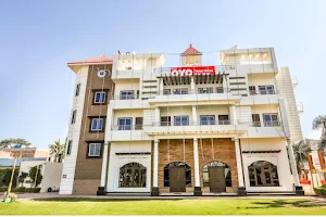 Capital O Hotel Divya Sai Palace image