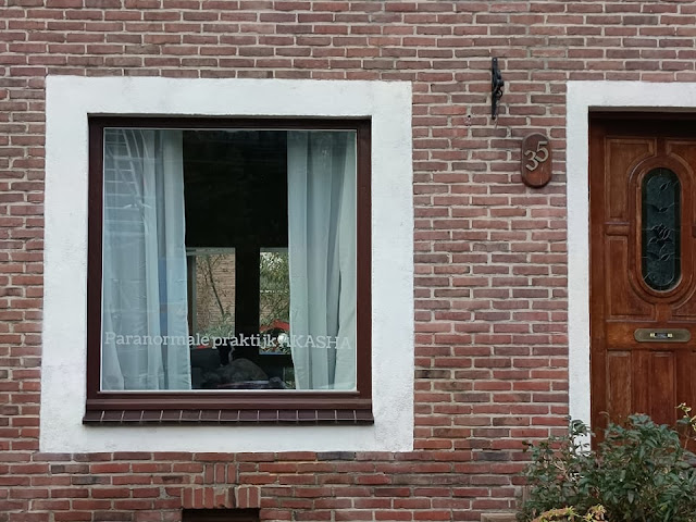 paranormale praktijk Akasha en beursorganisatie HelpendeHand