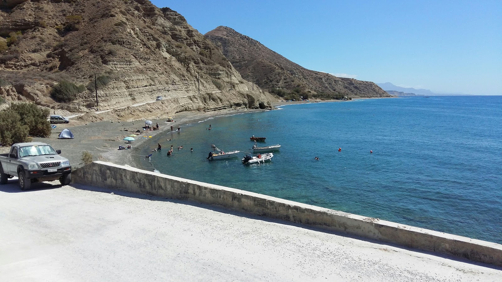 Foto van Vatos beach met gemiddeld niveau van netheid