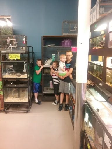 Pet Supply Store «Pet Finatics», reviews and photos, 3150 Navarre Ave, Oregon, OH 43616, USA