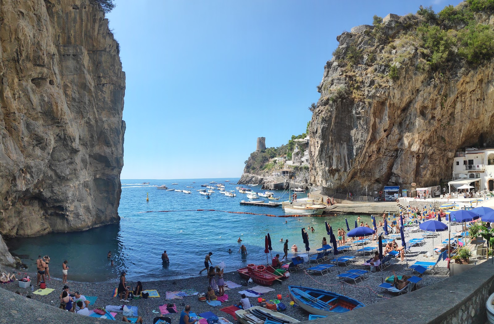 Foto de Marina di Praia apoiado por penhascos