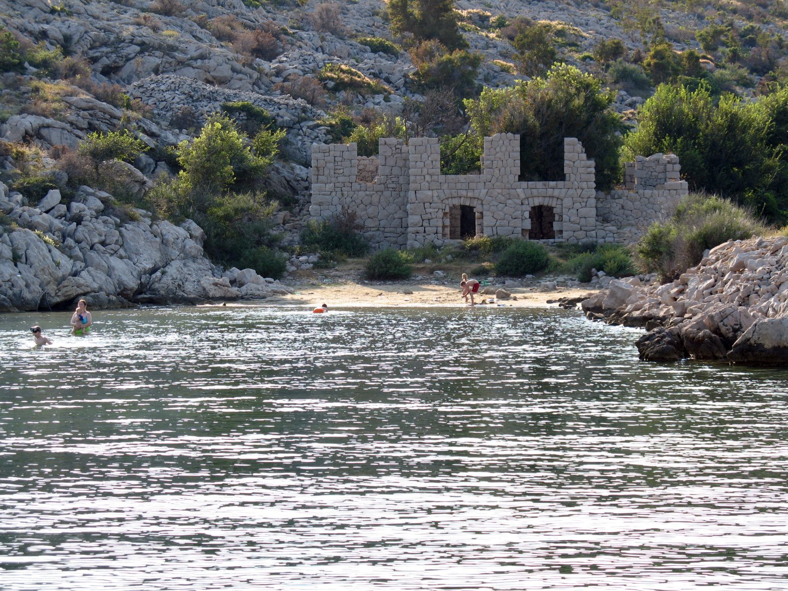 Rudine beach'in fotoğrafı dağlarla çevrili