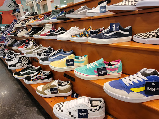 Clothing Store «Champs», reviews and photos, 205 E Broadway, Bloomington, MN 55425, USA