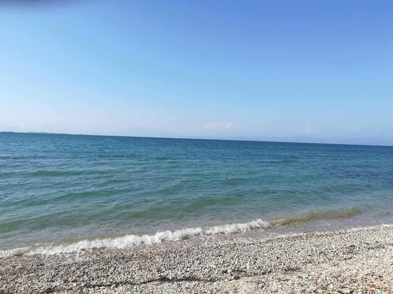Porticciolo beach'in fotoğrafı turkuaz saf su yüzey ile