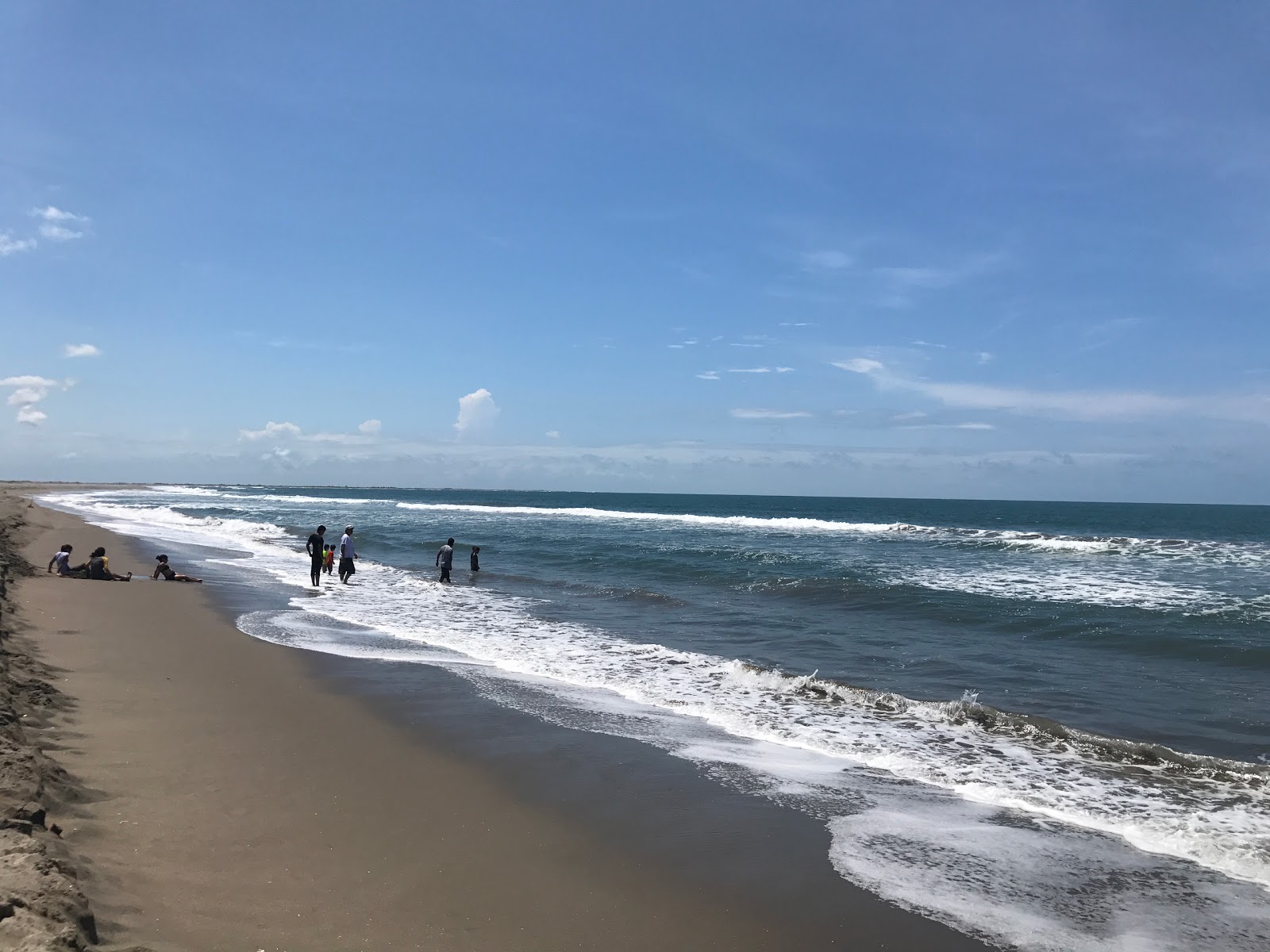 Φωτογραφία του El Tambor beach με φωτεινή άμμος επιφάνεια