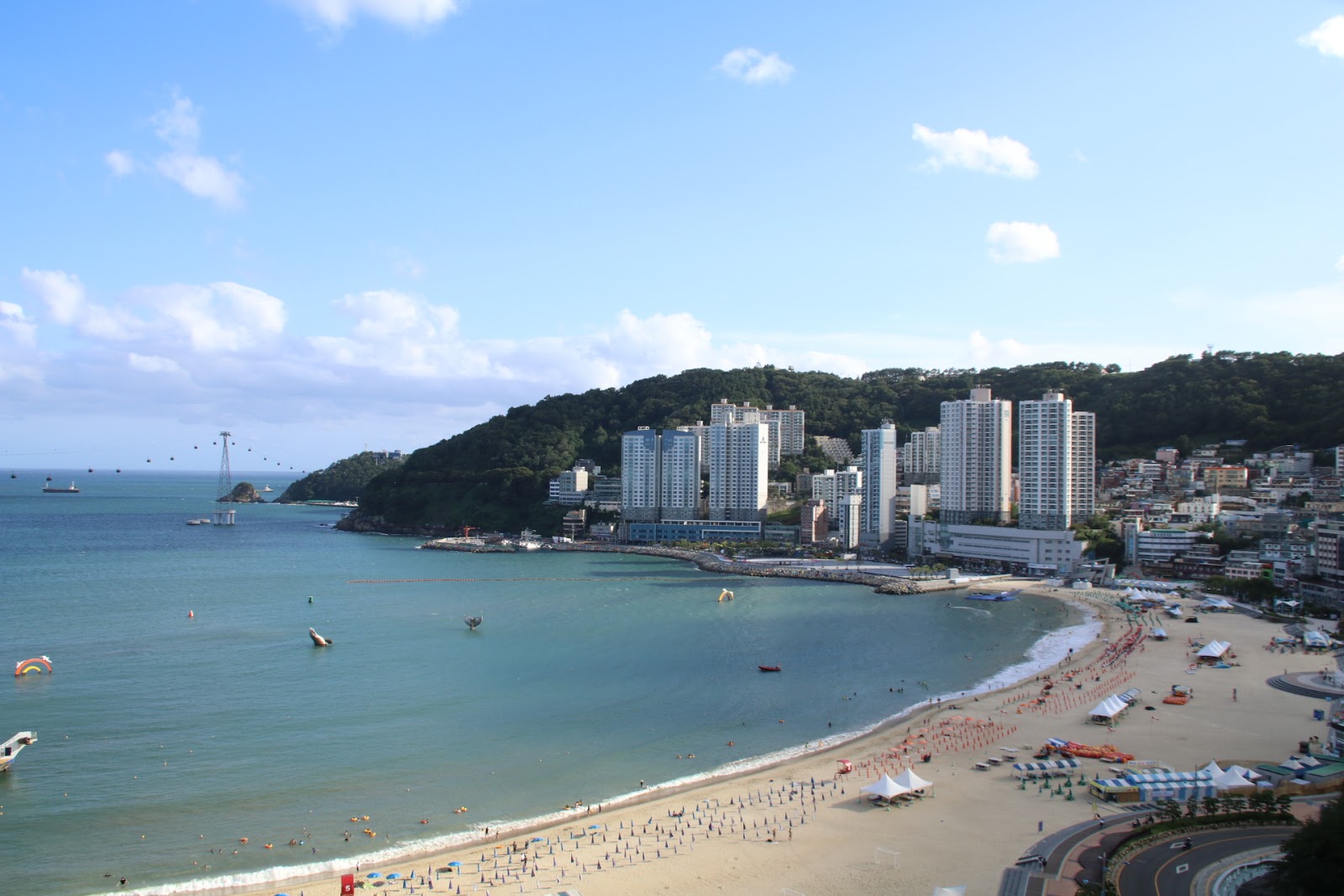 Songdo Plajı'in fotoğrafı parlak kum yüzey ile