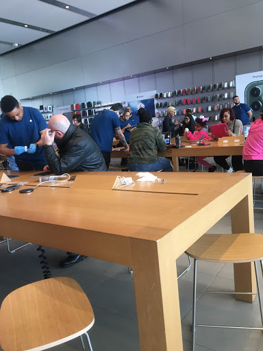 Computer Store «Apple Eton», reviews and photos, 28849 Chagrin Blvd, Woodmere, OH 44122, USA