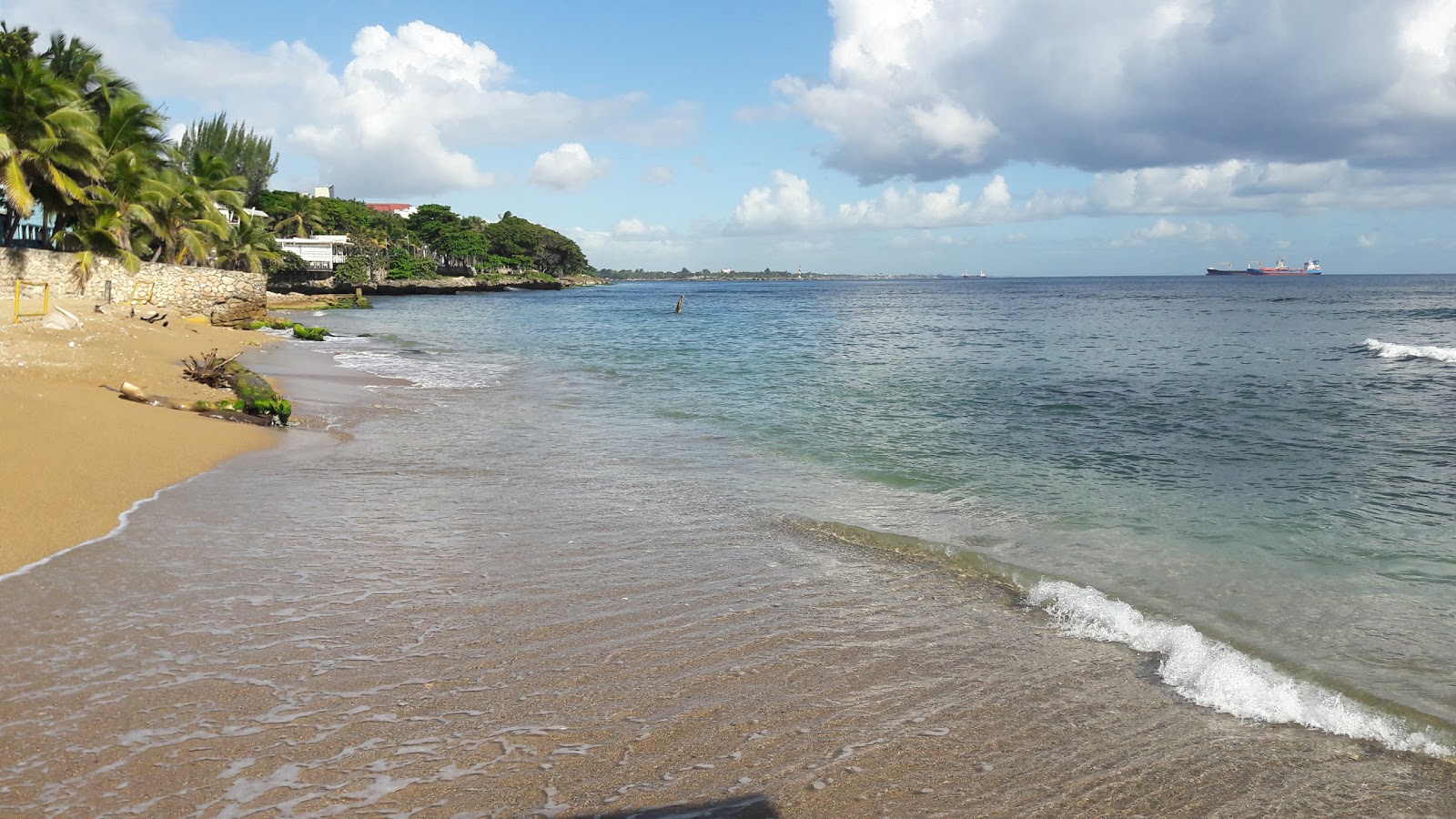 Zdjęcie Guibia beach z powierzchnią szary piasek