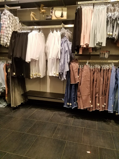 Clothing Store «GUESS Factory», reviews and photos, 12801 W Sunrise Blvd #631, Sunrise, FL 33323, USA