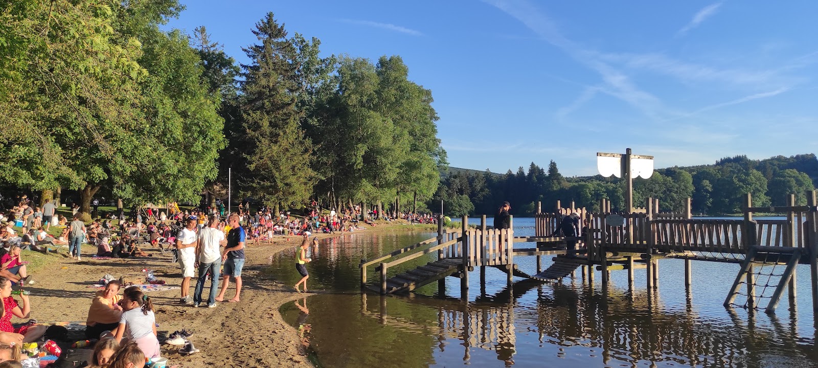 Plage du Lac des Montagnes'in fotoğrafı - rahatlamayı sevenler arasında popüler bir yer
