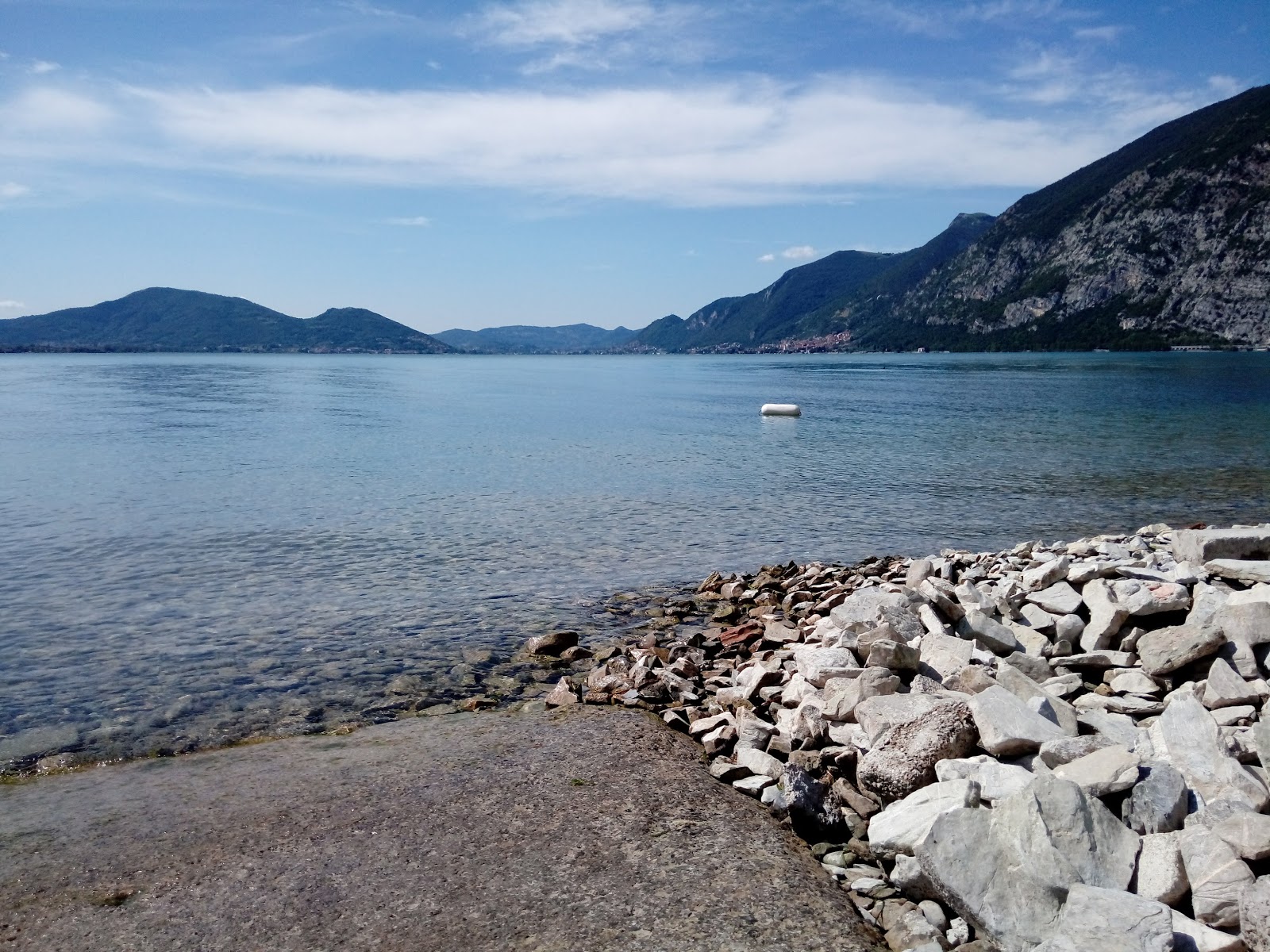 Foto von Spiaggia libera Pilzone von Klippen umgeben