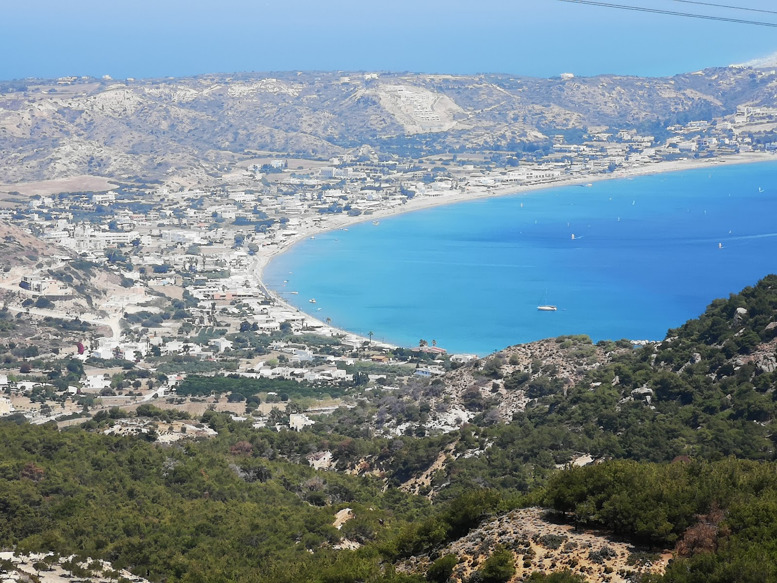 Paralia Kefalos'in fotoğrafı uçurumlarla desteklenmiş