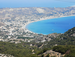 Paralia Kefalos'in fotoğrafı uçurumlarla desteklenmiş