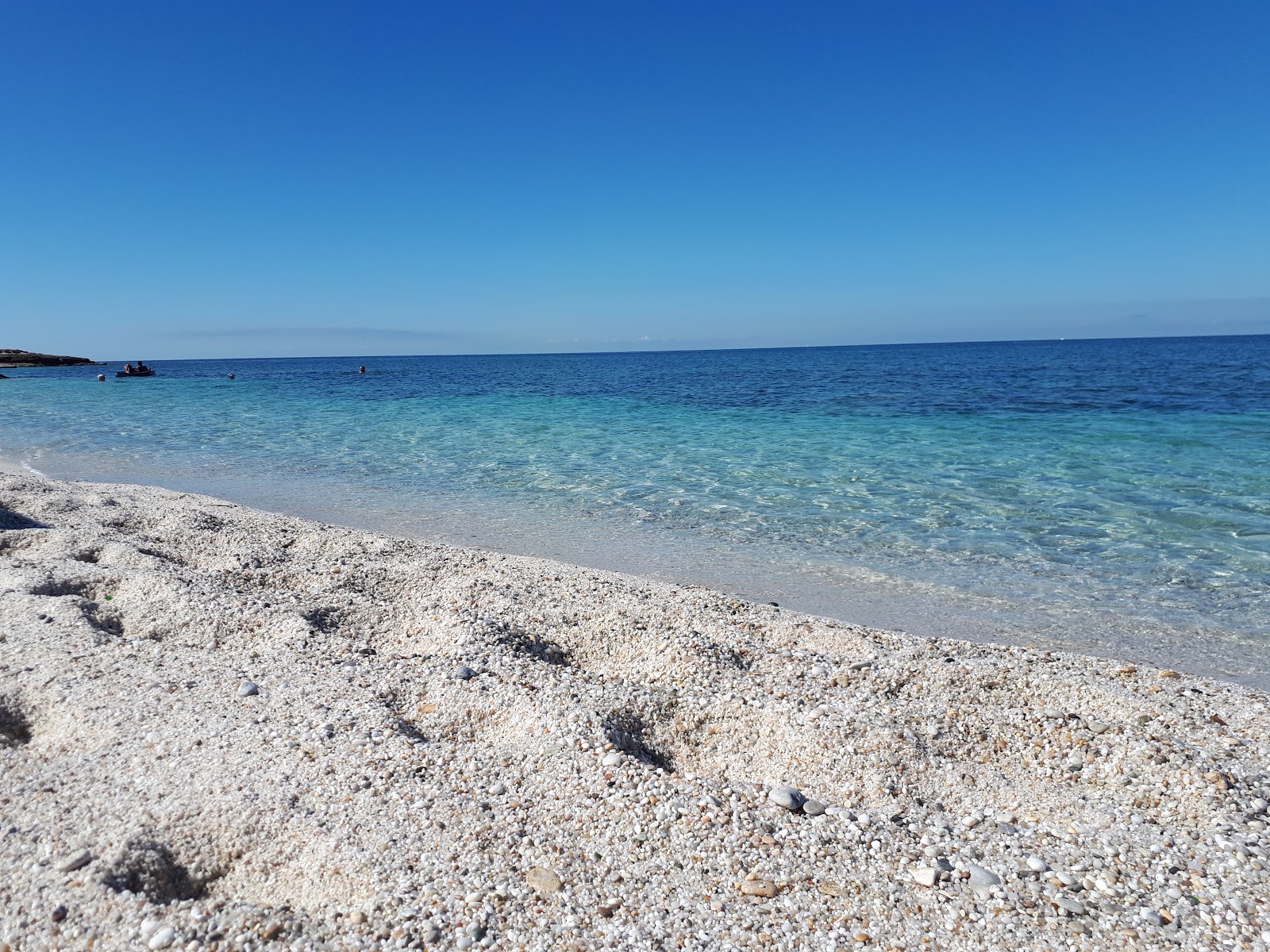 Zdjęcie Spiaggia di Su Crastu Biancu z direct beach