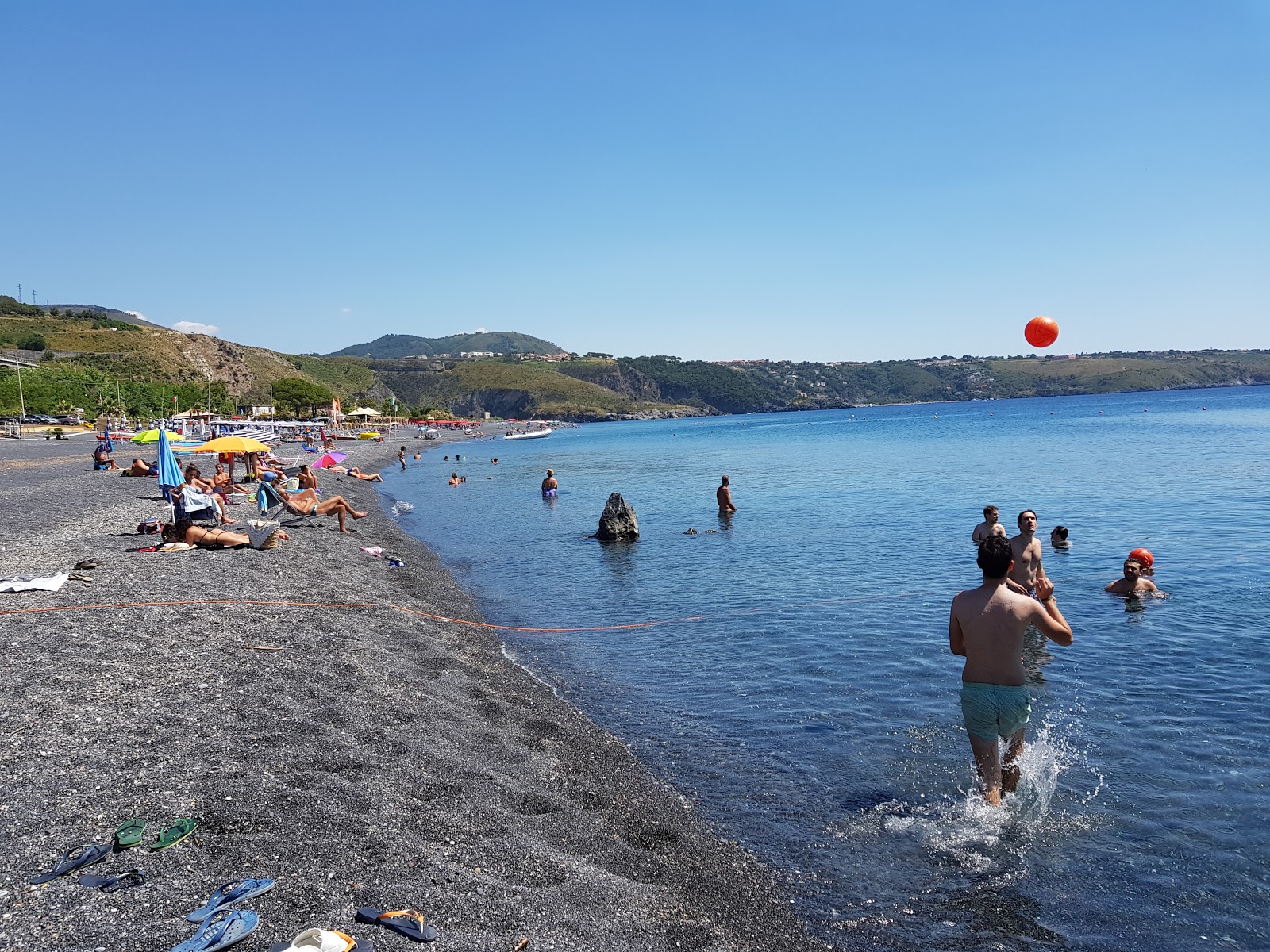 Spiaggia Fiuzzi的照片 带有灰色细卵石表面