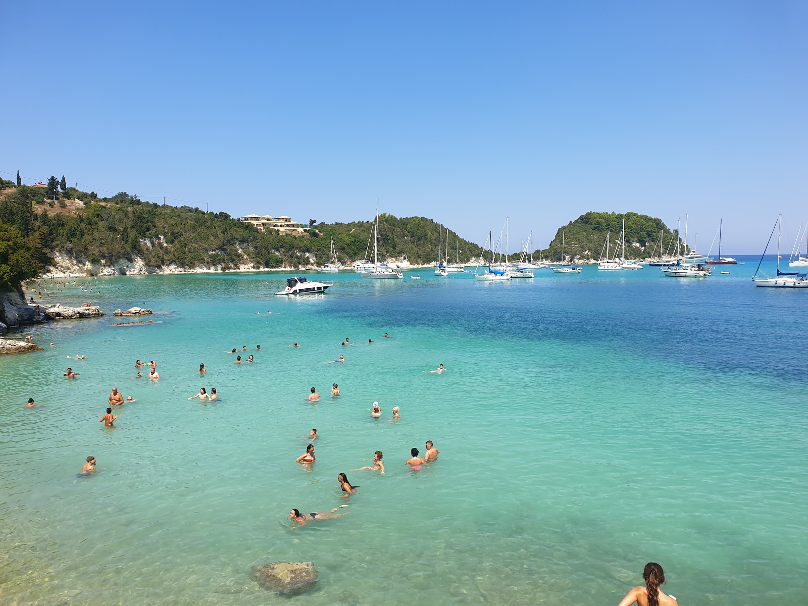 Foto de Kanoni beach apoiado por penhascos
