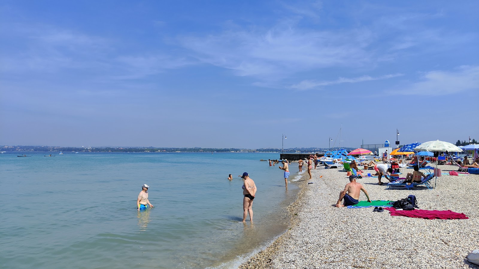 Foto van Spiaggia Bergamini met grijze fijne kiezelsteen oppervlakte