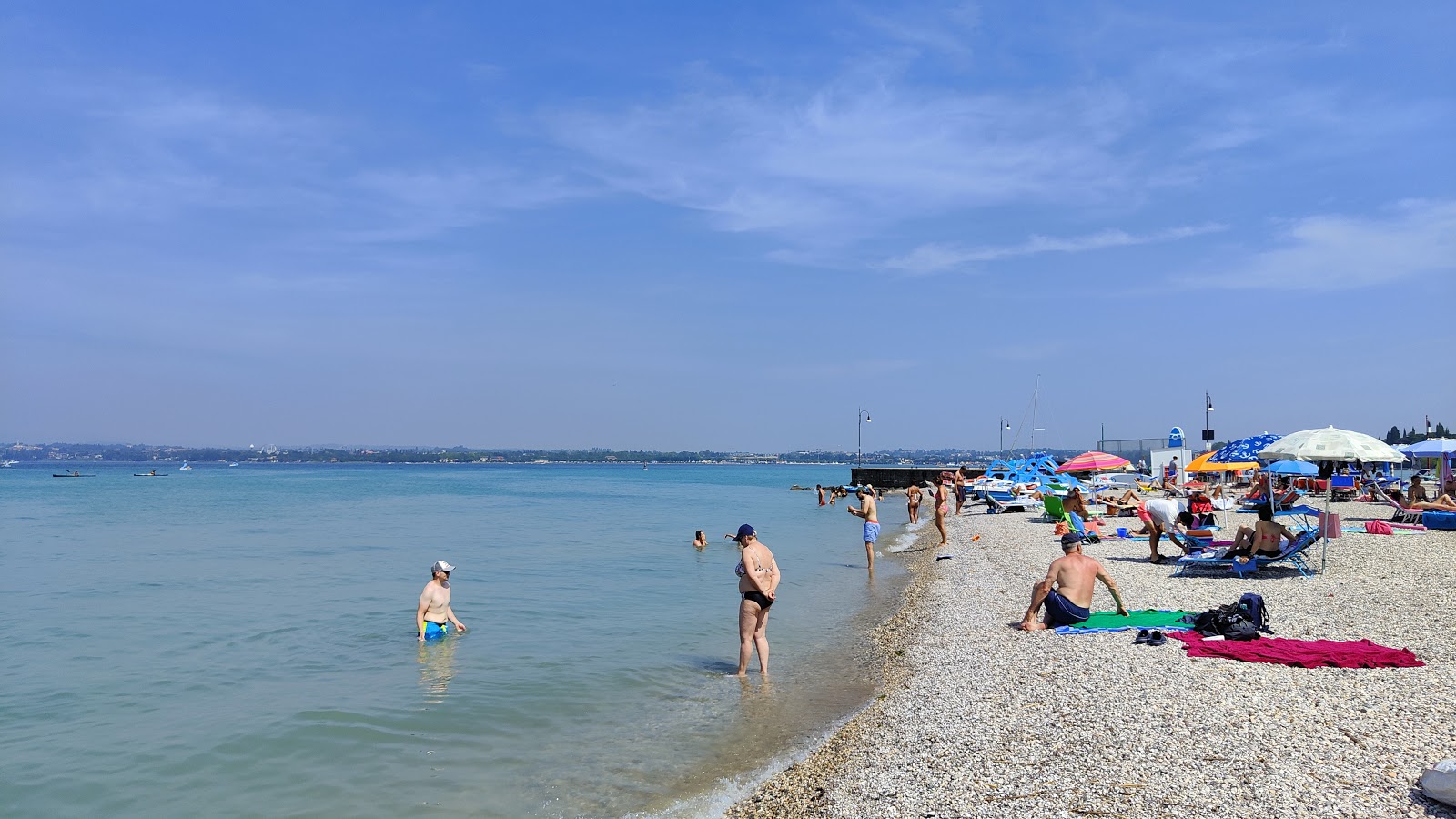 Foto von Spiaggia Bergamini mit graue kiesel Oberfläche