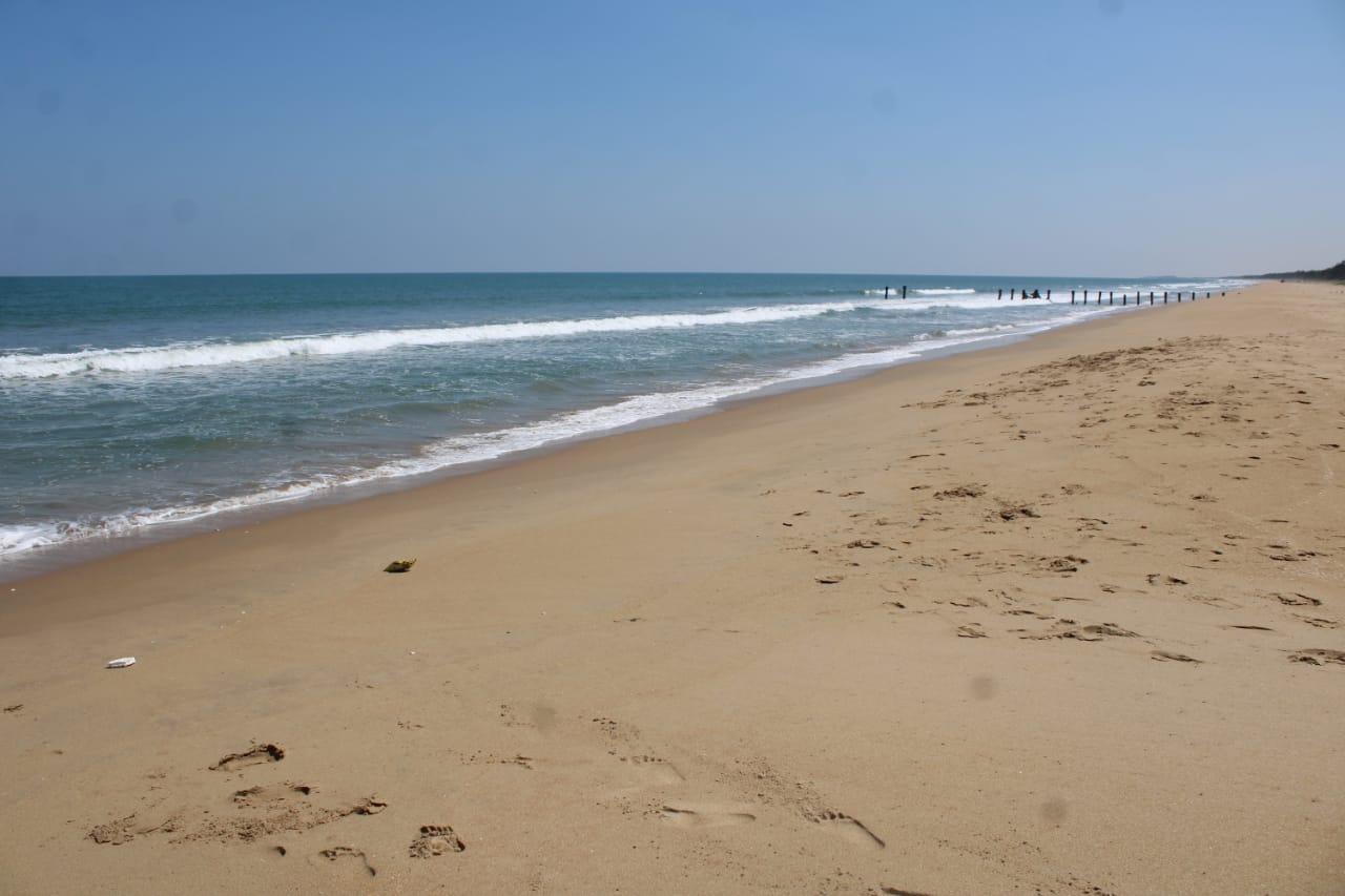 Valokuva Srinivasa Satram Beachista. pinnalla kirkas hiekka:n kanssa