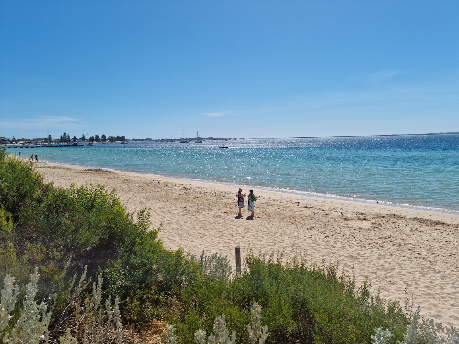 Φωτογραφία του Bell Park Beach με μπεζ άμμος επιφάνεια