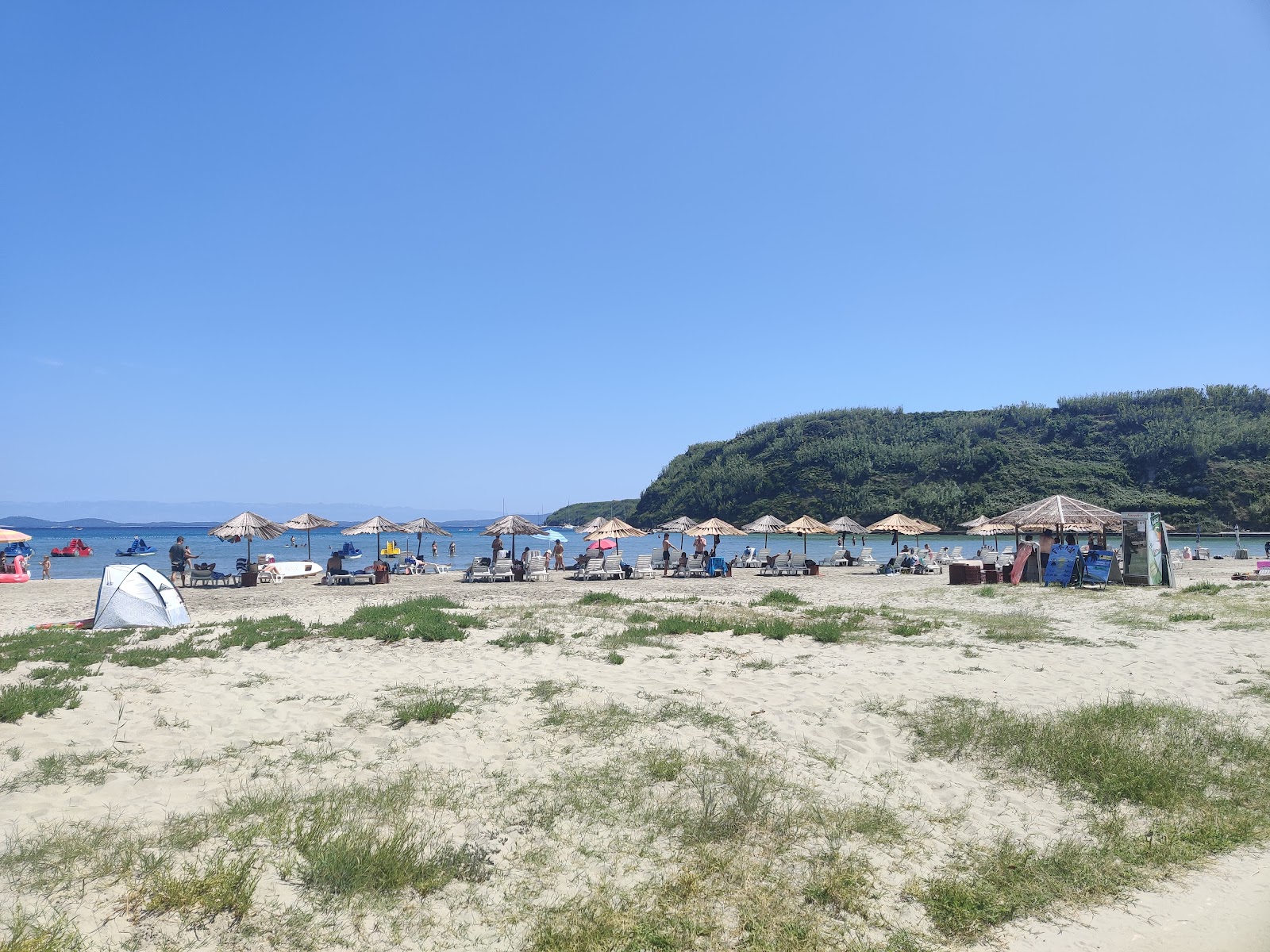 Susak Beach'in fotoğrafı geniş bir kıyı şeridi ile birlikte