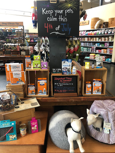 Pet Supply Store «Mud Bay», reviews and photos, 4816 Point Fosdick Dr NW, Gig Harbor, WA 98335, USA
