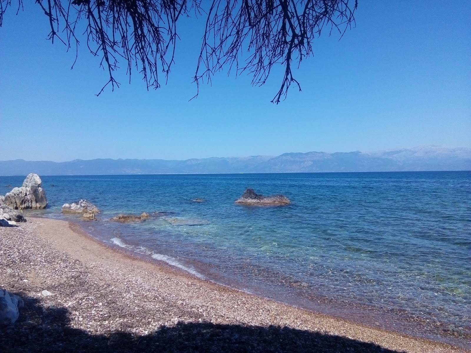 Kalamaki beach II的照片 带有灰色细卵石表面