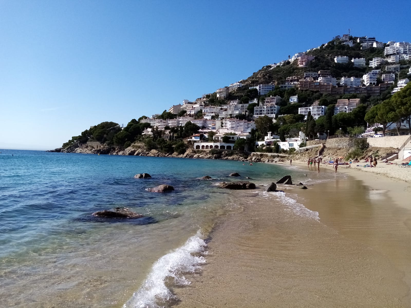 Zdjęcie Platja de Canyelles z powierzchnią drobny beżowy piasek