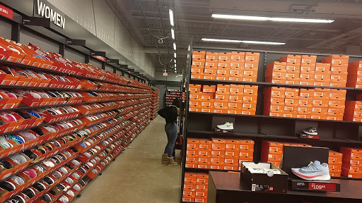 Clothing Store «Nike Factory Store», reviews and photos, 1650 Premium Outlet Blvd #601, Aurora, IL 60502, USA