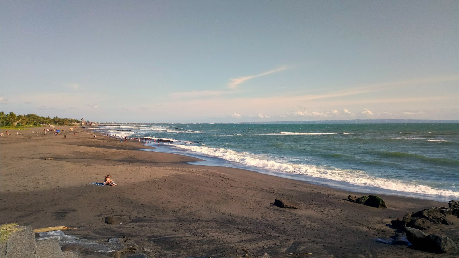 Foto de Munggu Beach con arena gris superficie