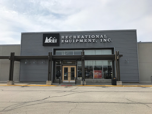 Camping Store «REI», reviews and photos, 1209 E Golf Rd, Schaumburg, IL 60173, USA