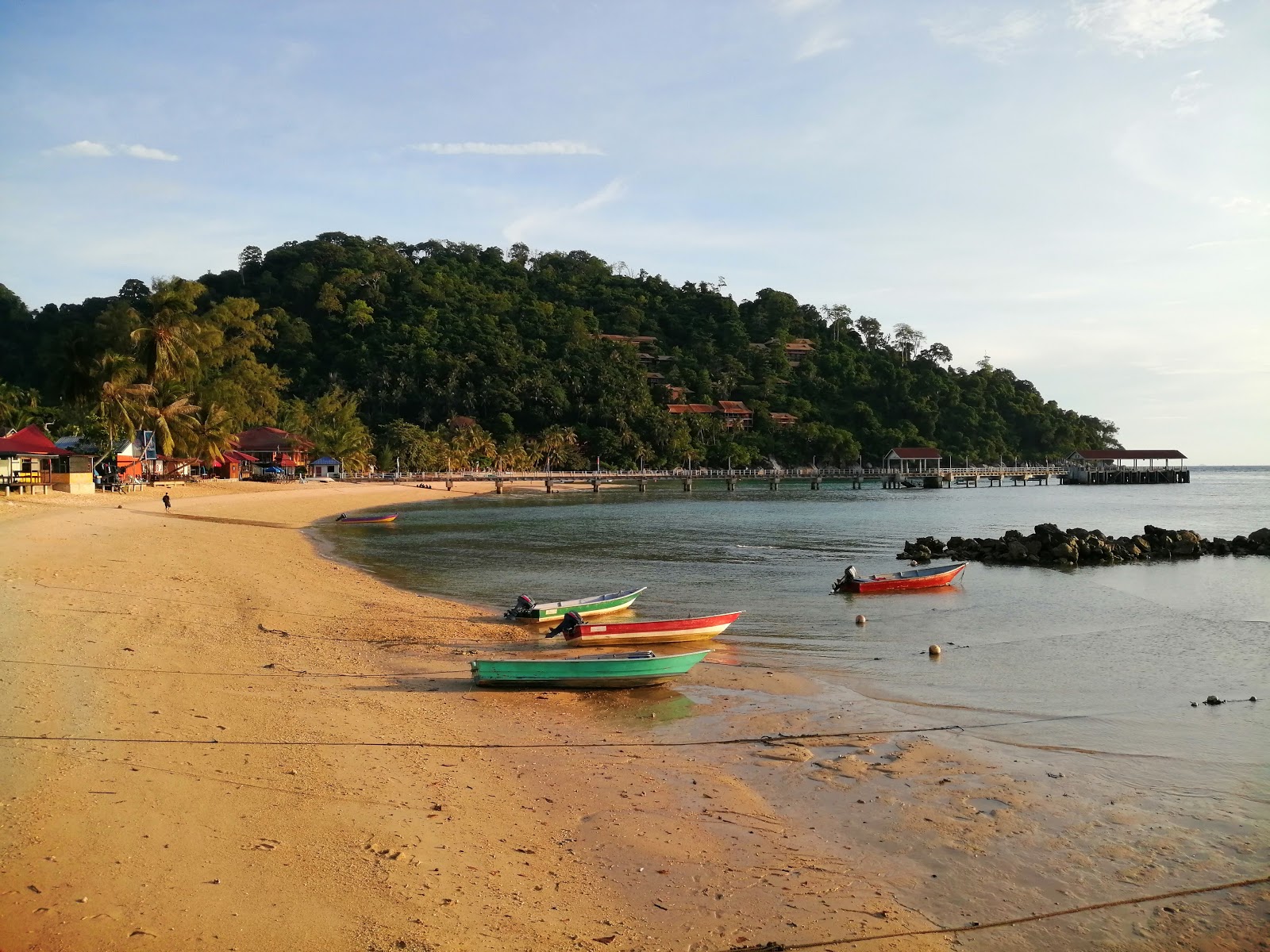 Kampung Tekek Beach的照片 带有长直海岸