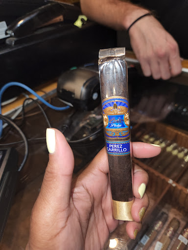 Cigar Shop «HUBBARD & STATE CIGAR SHOP», reviews and photos, 6 W Hubbard St, Chicago, IL 60610, USA