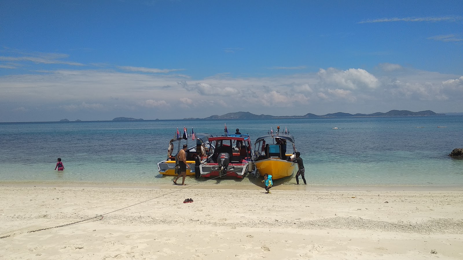 Pulau Mentigi'in fotoğrafı doğrudan plaj ile birlikte