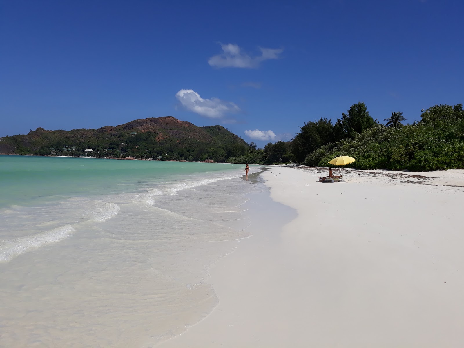 Foto di Anse Takamaka Beach con costa lunga e dritta