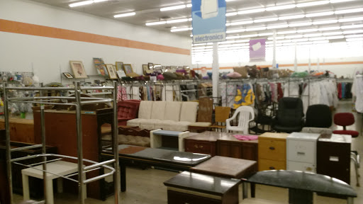 Thrift Store «75th & Thomas Goodwill Retail Store, Donation Center & Career Center», reviews and photos, 2929 N. 75th Ave, Phoenix, AZ 85033, USA