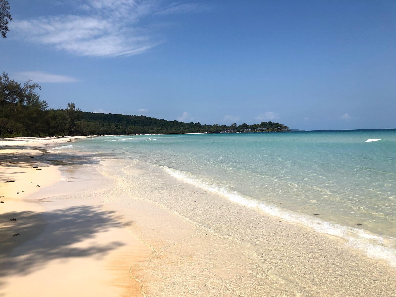 Fotografie cu Clear Water Bay cu o suprafață de nisip strălucitor