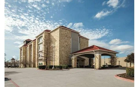 La Quinta Inn & Suites by Wyndham Mansfield TX image