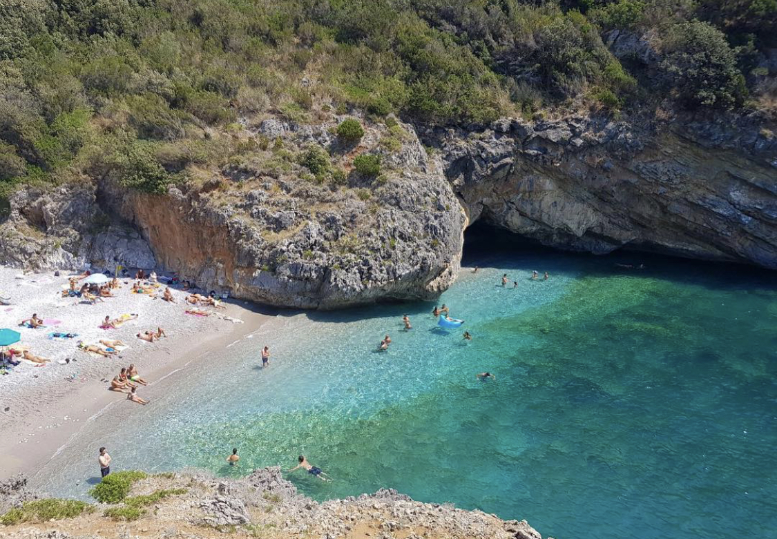 Fotografija Cala Bianca z sivi kamenček površino