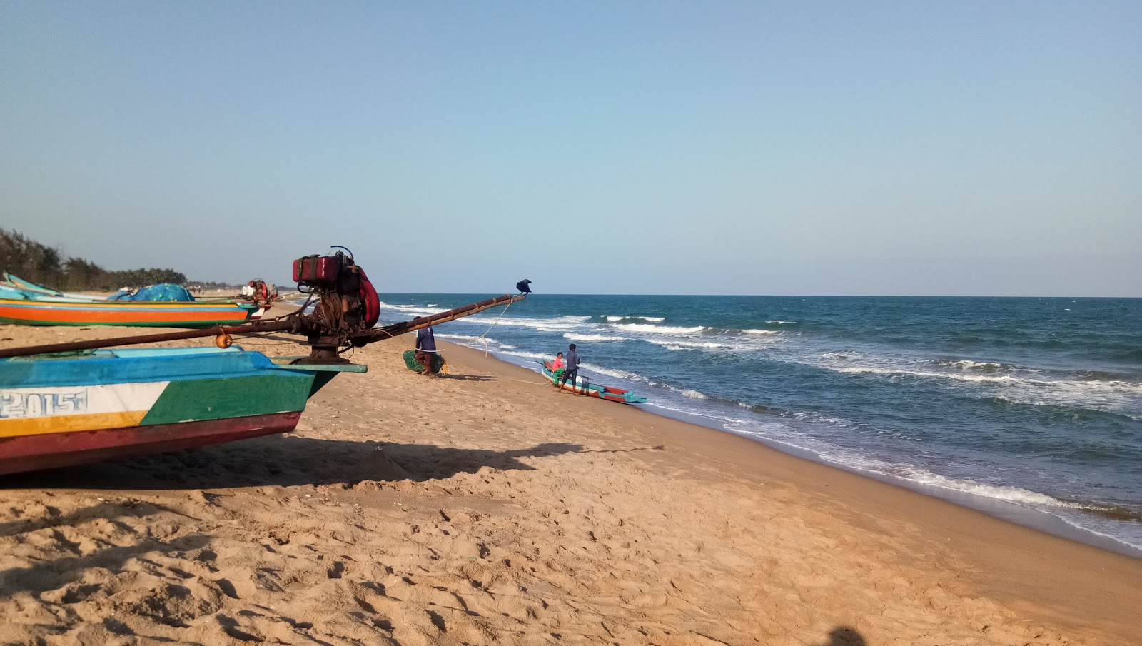 Valokuva Villupuram Beachista. pinnalla turkoosi puhdas vesi:n kanssa