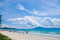 Photo de Plage de Nha Trang avec rivage droit, long