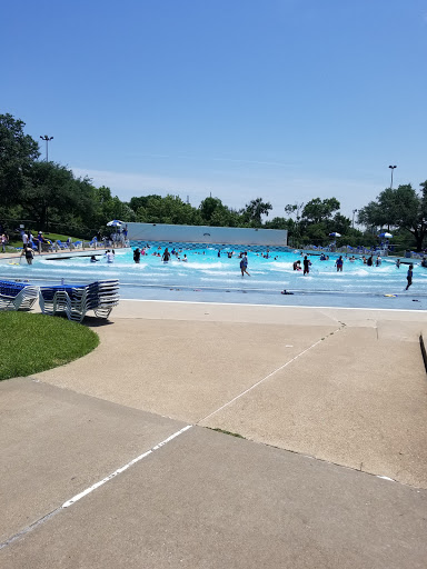 Outdoor swimming pools in Dallas