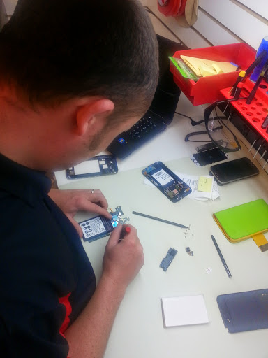 Mobile Phone Repair Shop «CPR Cell Phone Repair Strongsville», reviews and photos, 17270 Royalton Rd, Strongsville, OH 44136, USA