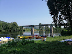 Foto von La plage de Saint-Cirq-Lapopie und die siedlung