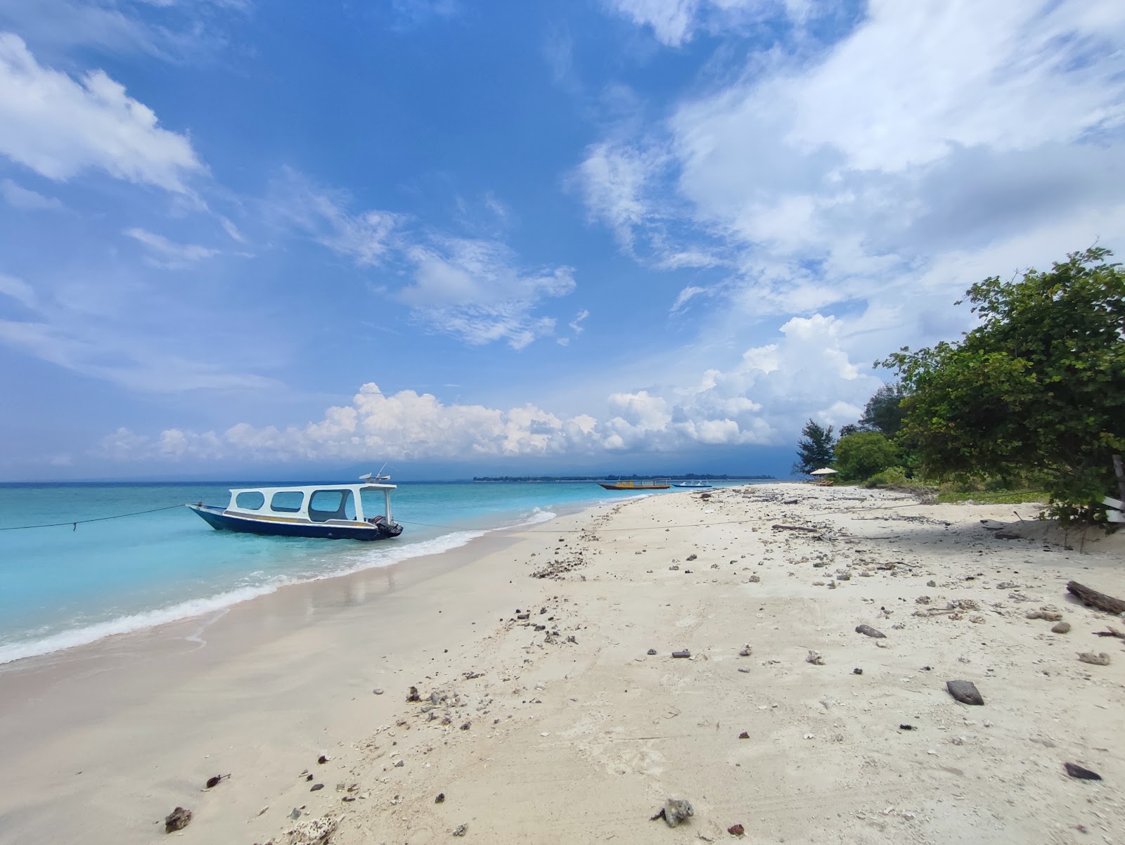 Foto von Gili Meno Mimpi Beach mit heller sand Oberfläche