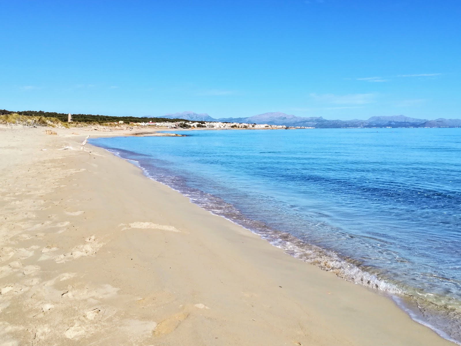 Foto av S'Arenal beach med turkos rent vatten yta